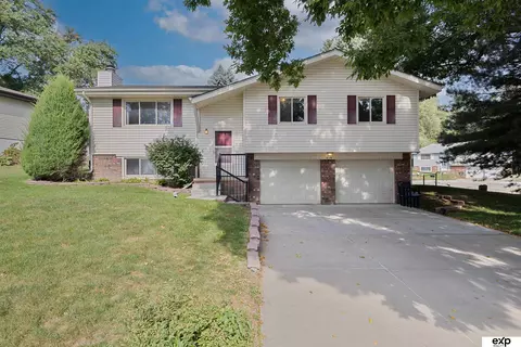 8718 Honey Locust Dr, La Vista, NE 68128