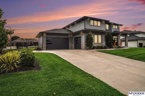 16403 Craig Ave, Bennington, NE 68007