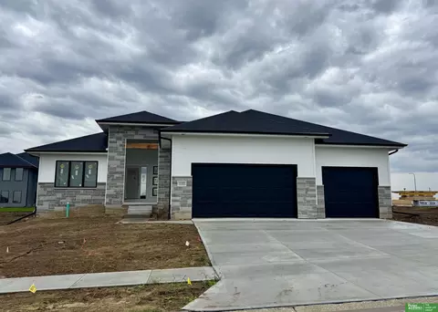 12383 Lake Vista Dr, Papillion, NE 68046