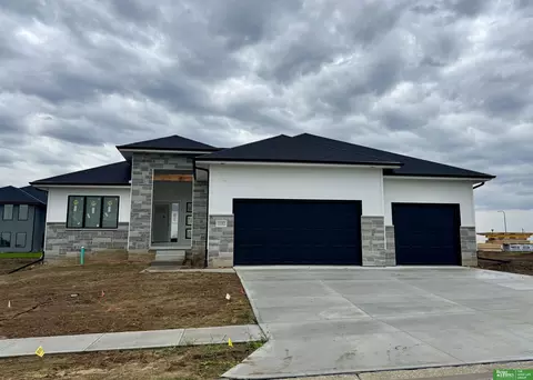 12383 Lake Vista Dr, Papillion, NE 68046