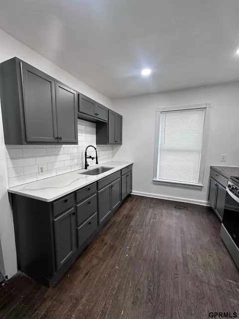 3304 Davenport St, Omaha, NE 68131