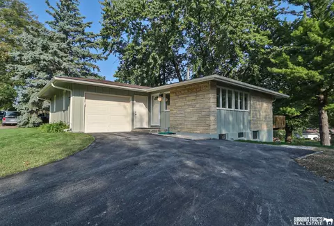 8516 Fowler Ave, Omaha, NE 68134