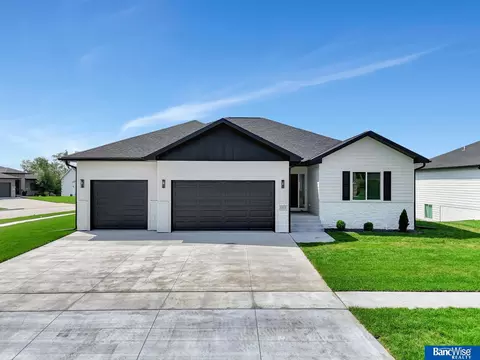 1515 E 9 St, Hickman, NE 68372