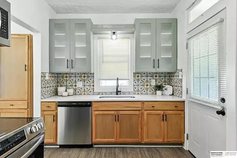 1711 Madison St, Omaha, NE 68107