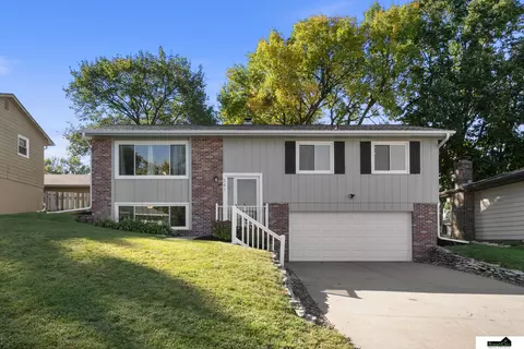 347 Michael Dr, Gretna, NE 68028