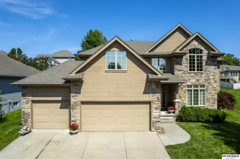 10208 Edna St, La Vista, NE 68128