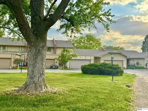 6012 Oakcrest Plz #16, Omaha, NE 68137