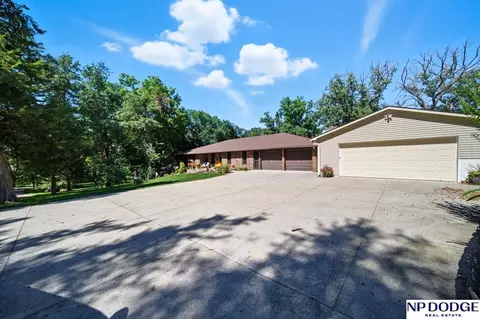 27612 Fontanelle Oaks Cir, Nickerson, NE 68044