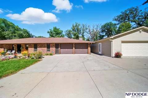 27612 Fontanelle Oaks Cir, Nickerson, NE 68044