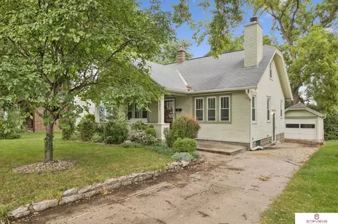 621 S 51st St, Omaha, NE 68106