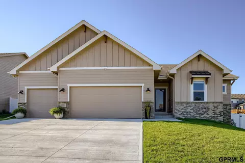 10915 Windward Ave, Papillion, NE 68046