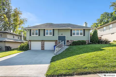 714 Donegal Dr, Papillion, NE 68046