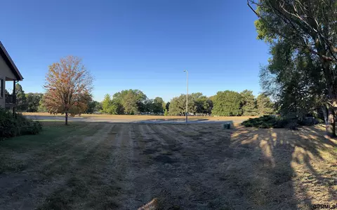 6711 Holmes Ct, Lincoln, NE 68506