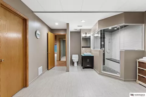 Bath - 11348 Pine St, Omaha, NE 68144 photo 8 of 9