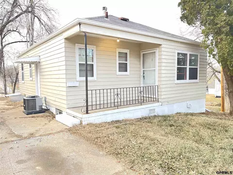 3826 N 36 St, Omaha, NE 68111