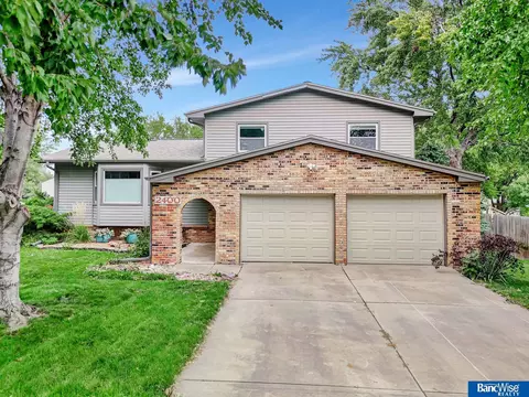 2400 S Canterbury Ln, Lincoln, NE 68512
