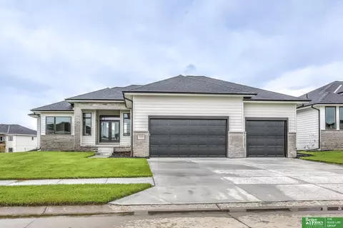 5438 N 212th St, Elkhorn, NE 68022