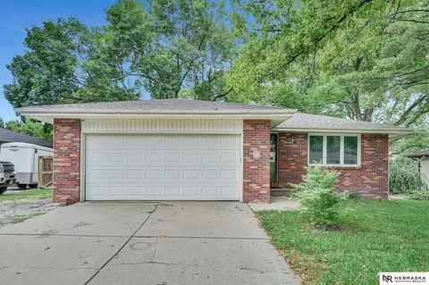 5920 Deerwood Dr, Lincoln, NE 68516