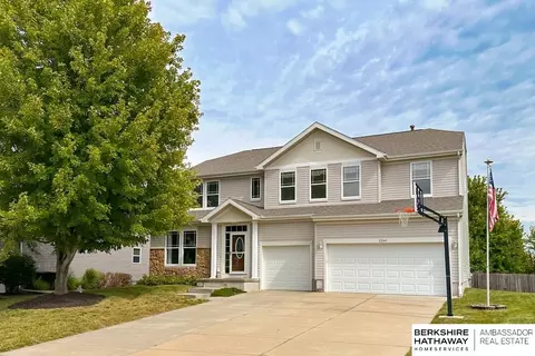 2241 Glacier Dr, Papillion, NE 68046