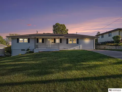 114 Valley View Dr, Bellevue, NE 68005