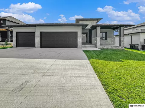 1036 Kantor Ln, Hickman, NE 68372