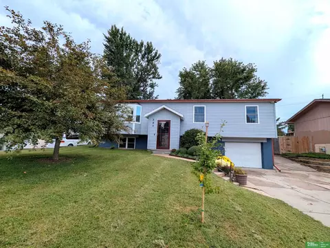 345 Valley Dr, Springfield, NE 68059
