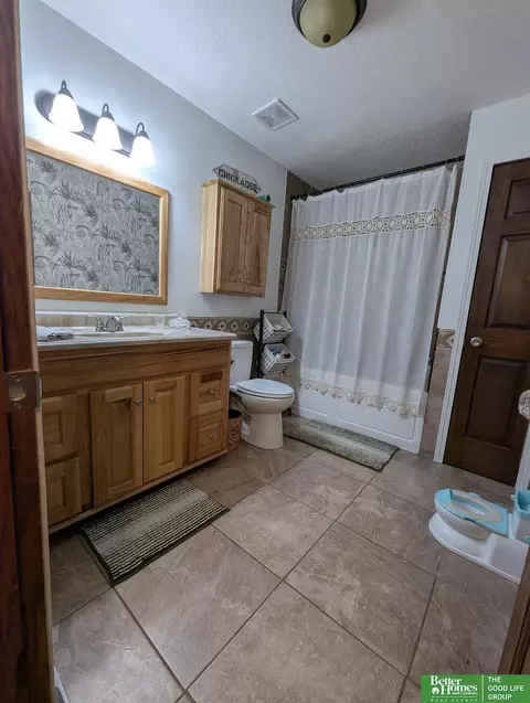 Bath - 345 Valley Dr, Springfield, NE 68059 photo 1 of 2