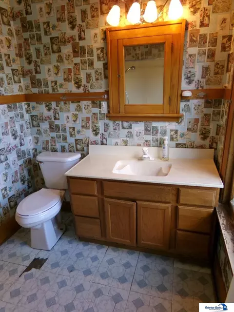 Bath - 401 N 13th St, Beatrice, NE 68310 photo 4 of 6