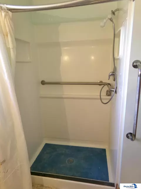 Bath - 401 N 13th St, Beatrice, NE 68310 photo 3 of 6