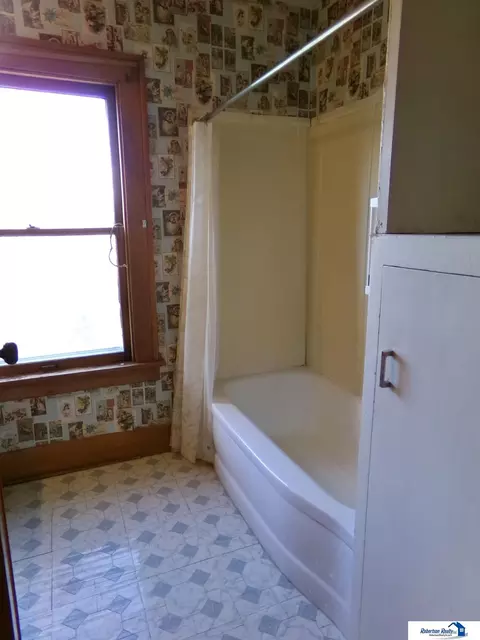 Bath - 401 N 13th St, Beatrice, NE 68310 photo 5 of 6