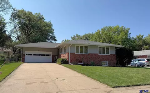 531 Driftwood Dr, Lincoln, NE 68510