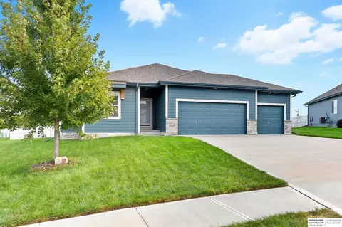 10421 S 111th Ave, Papillion, NE 68046