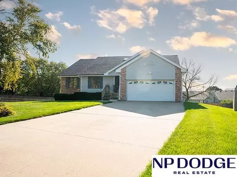 109 Summerset Cir, Papillion, NE 68133