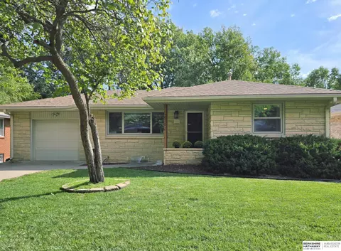 2762 S 39th St, Lincoln, NE 68506