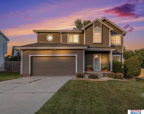 207 Hilton Head Dr, Papillion, NE 68133
