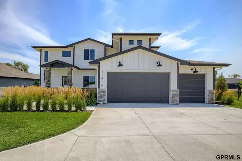 11313 Sunburst Dr, Papillion, NE 68046