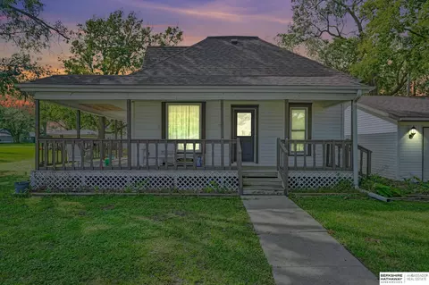 715 S Chestnut St, Friend, NE 68359