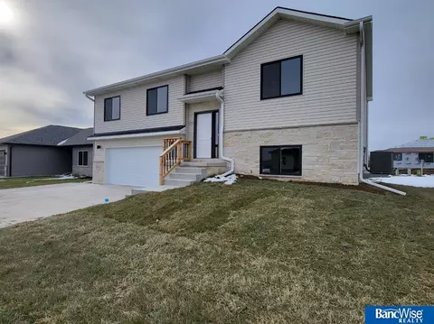 7611 Gulls Way, Lincoln, NE 68514
