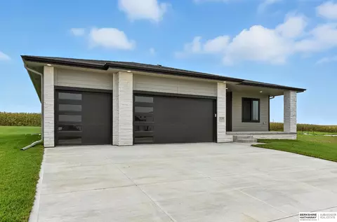20708 Vernon Ave, Elkhorn, NE 68022