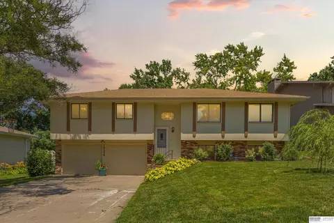 10536 Spaulding Cir, Omaha, NE 68134