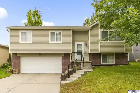 6711 N 111th St, Omaha, NE 68164