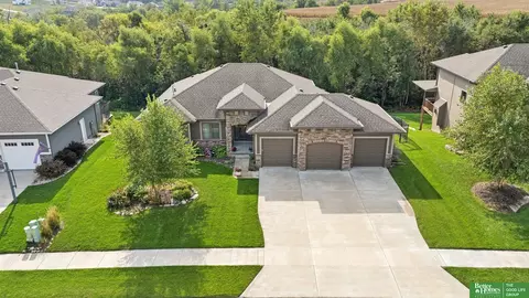 12121 Montauk Dr, Papillion, NE 68046