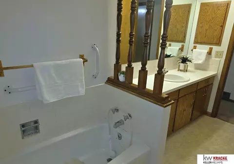 Bath - 1209 Jane Way, Beatrice, NE 68310 photo 2 of 4