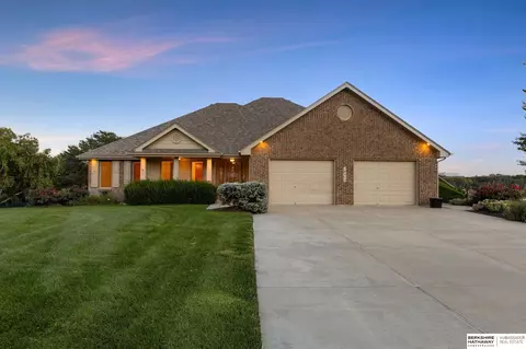 16303 Woodland Dr, Omaha, NE 68136