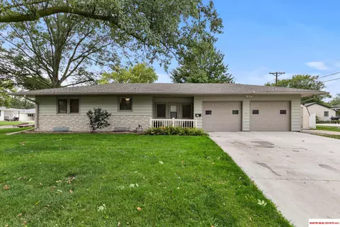 1718 Sara Rd, Beatrice, NE 68310