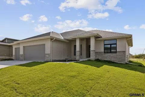 21115 Jessie Ave, Elkhorn, NE 68022