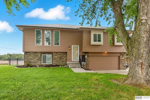 360 Platteview Dr, Springfield, NE 68059