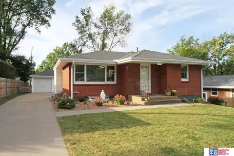7611 Fairfax Ave, Lincoln, NE 68505