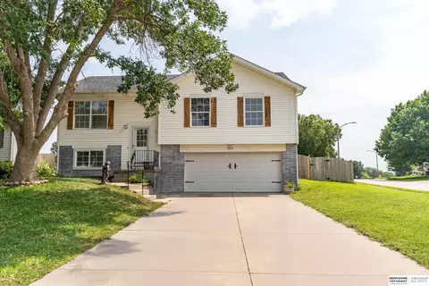 17429 Edna Cir, Omaha, NE 68136