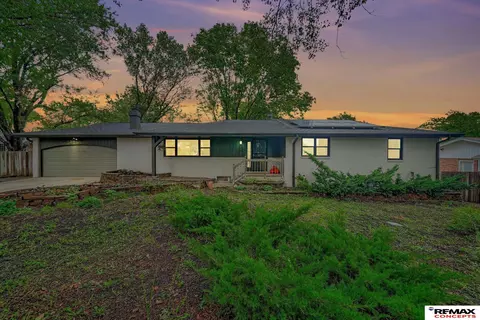 8420 Navajo Trl, Lincoln, NE 68520